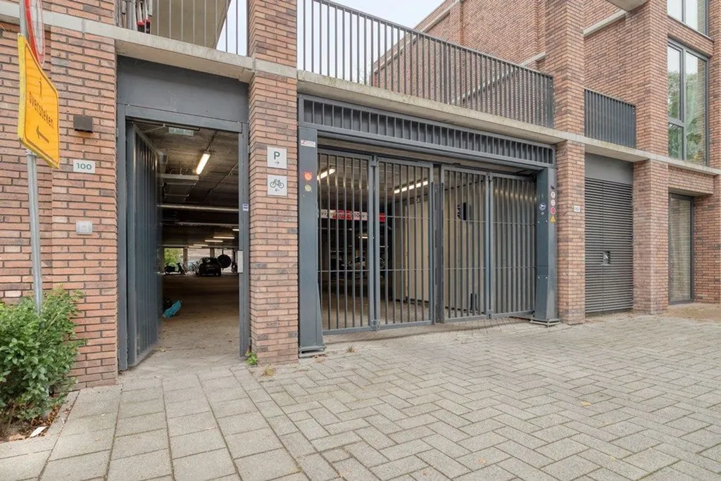 Garaaž - 1-Bedroom Apartment with Balcony in Rotterdam