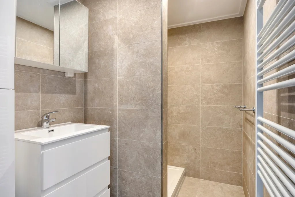 Salles de bain - 4-Bedroom Gallery Flat with Balcony in Green Area