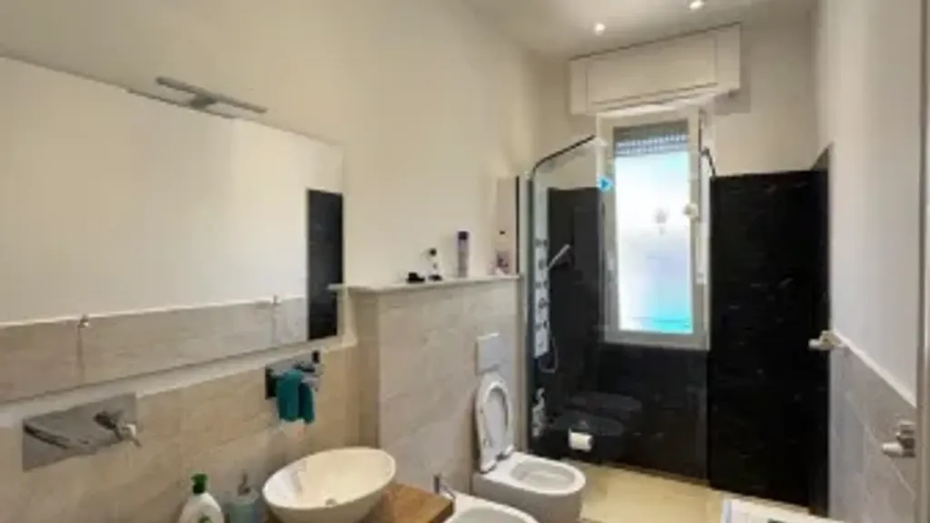Salles de bain - Rearranged Apartment with Balcony in Genoa