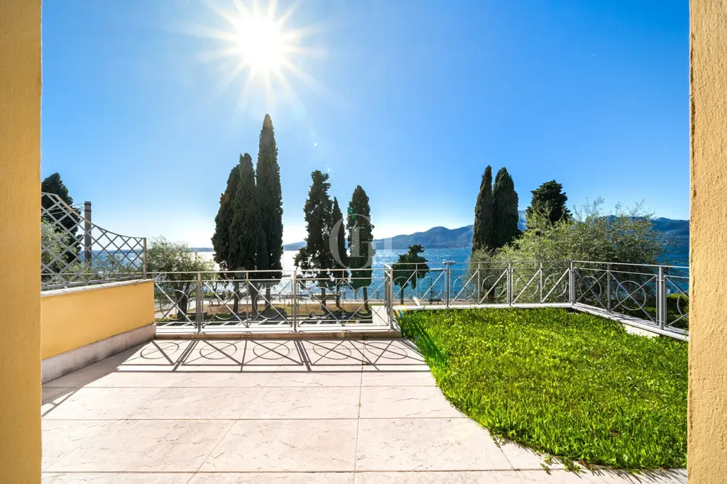 Terrazza - Lakefront Apartment with Panoramic View in Torri del Benaco