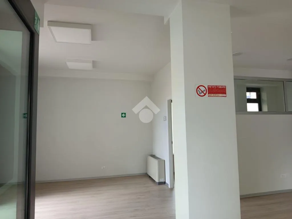 Pièces - Directional/Sanitary Space in Carrara Centre