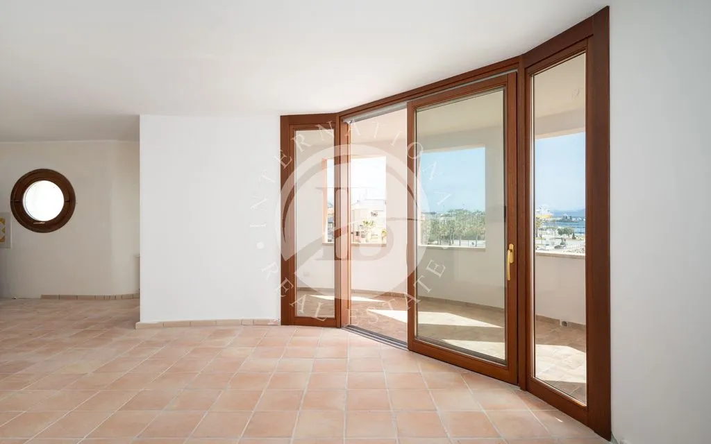 Terrass - Beachfront Apartment with 360° Views in Golfo Aranci