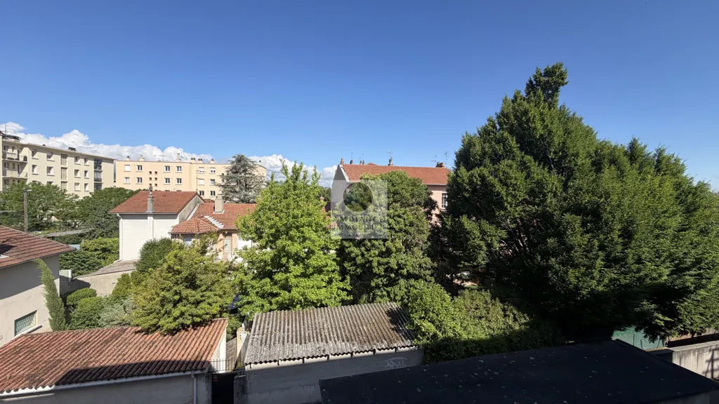 Rõdu - Renovated Apartment with Terrace in Valence