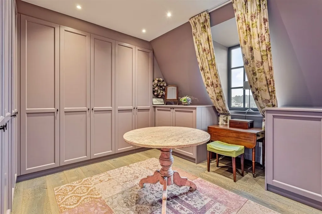 Kabinet - Duplex with Canal View in Zandhoven