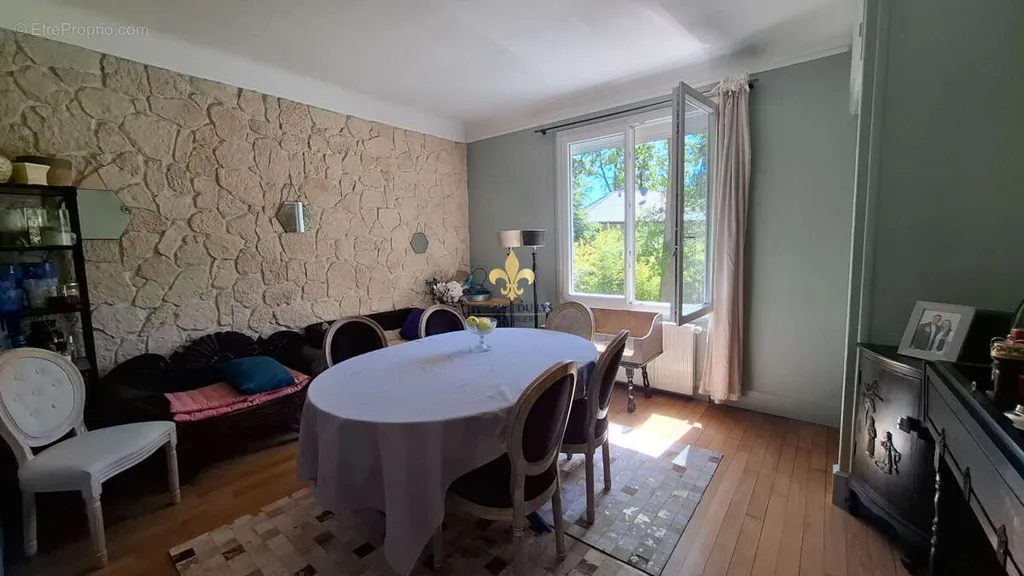 Salle à manger - Maison Traditionnelle avec Jardin au Domaine du Lys