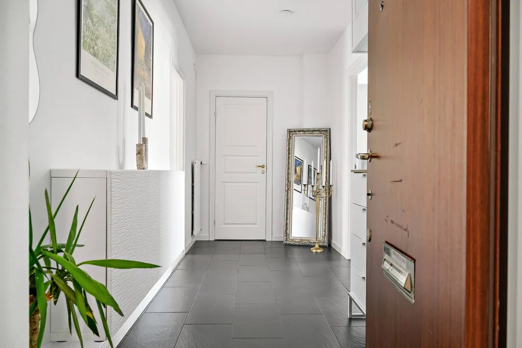 Hallway - Modern Two-Bedroom with South-Facing Balcony in Malmö