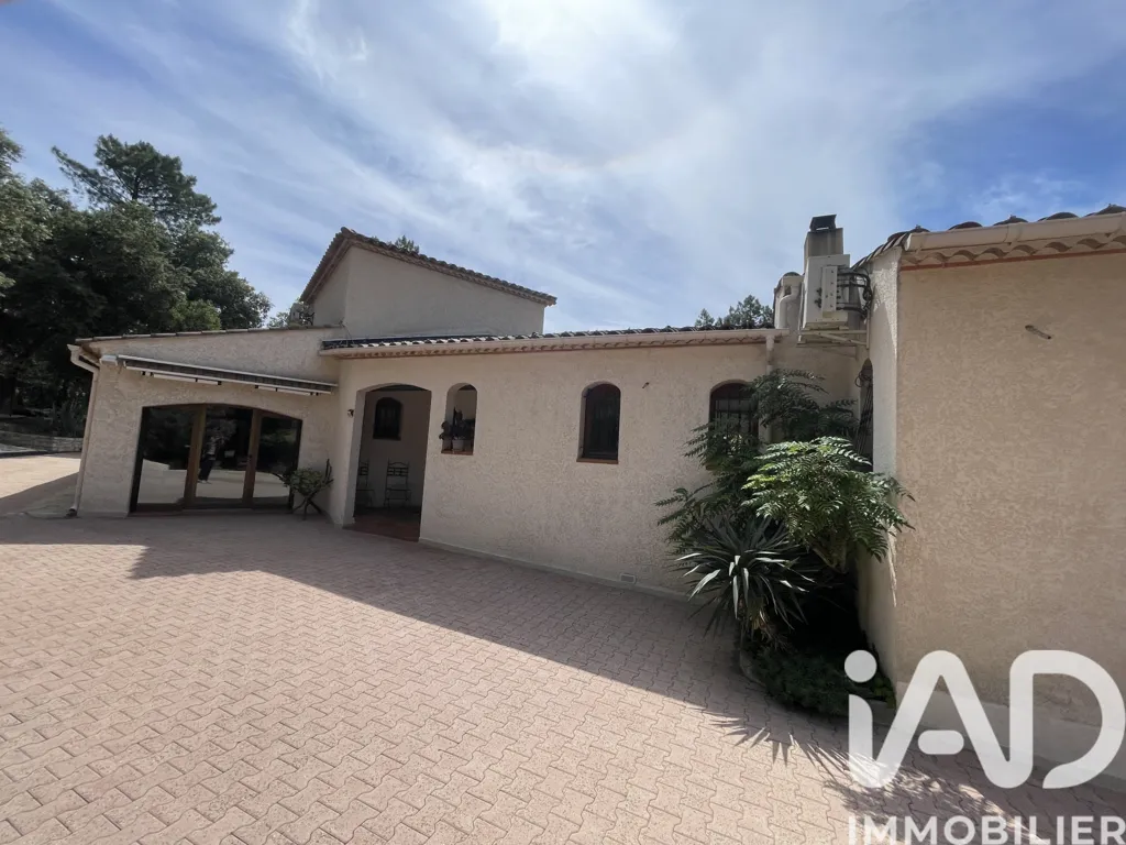Extérieur - Maison Traditionnelle avec Piscine à Labastide-de-Virac