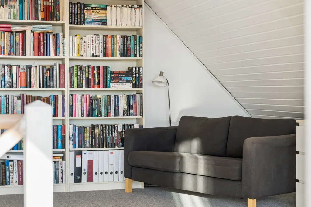 Bureau - Modernised Villa with Open View in Højby