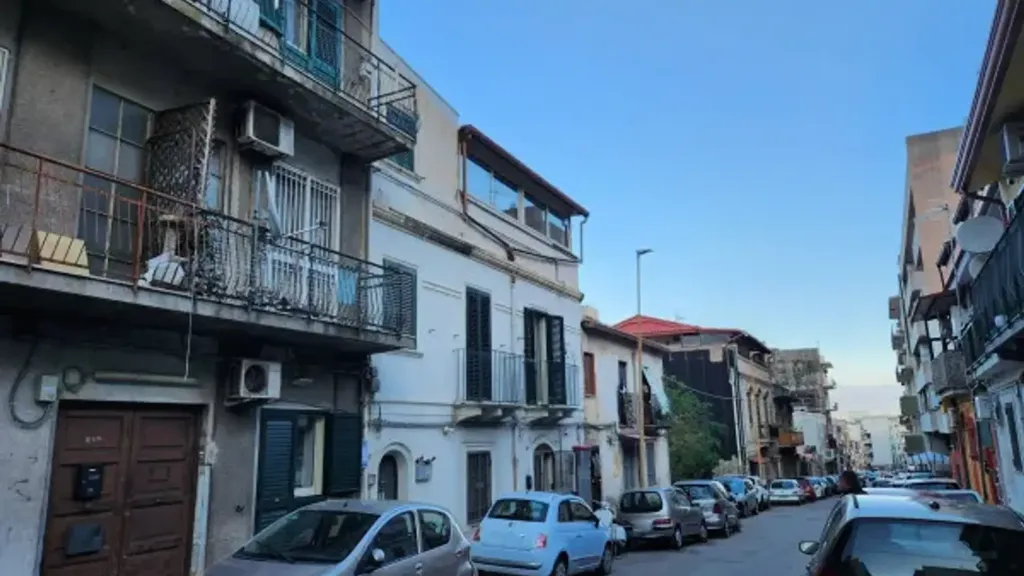 Extérieur - Bright Two-Bedroom Apartment with Balcony in Messina