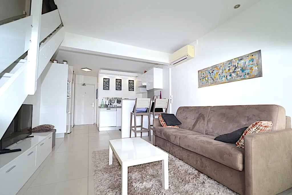 Séjour - T2 Duplex Moderne Vue Mer avec Accès Plage