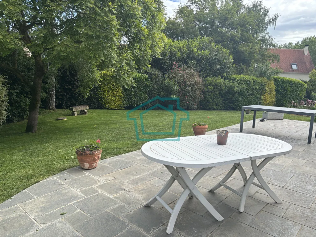 Jardin - Maison Individuelle avec Double Garage dans un Environnement Calme