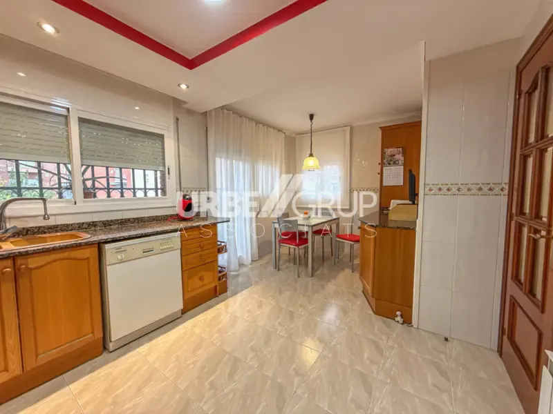 Köök - Detached Corner House with Multiple Terraces in Martorell