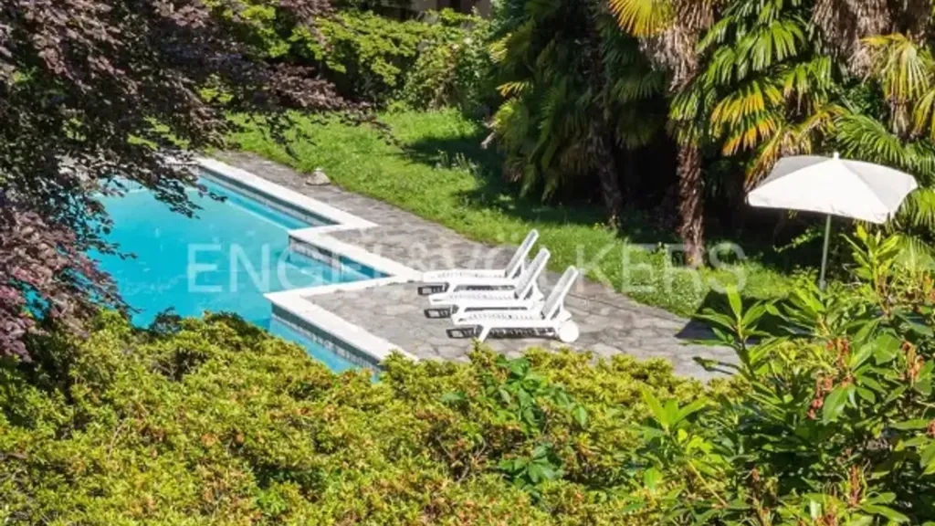 Piscine - Luxury Villa with Pool in Castelveccana