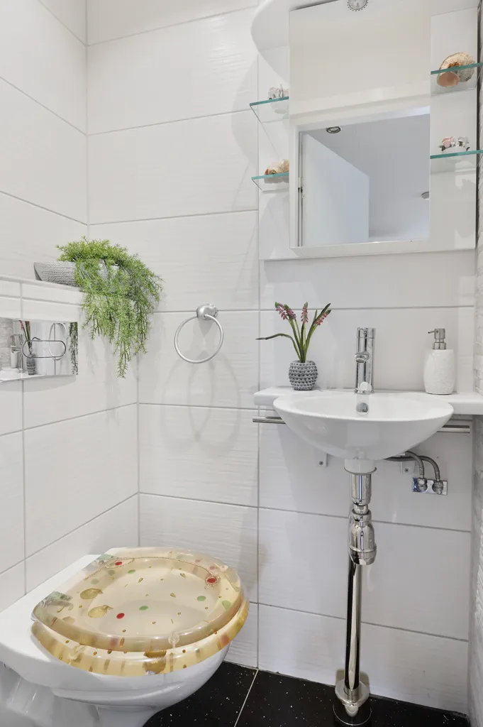 Salles de bain - 60s Villa with Large Garden in Västra Jakobsberg