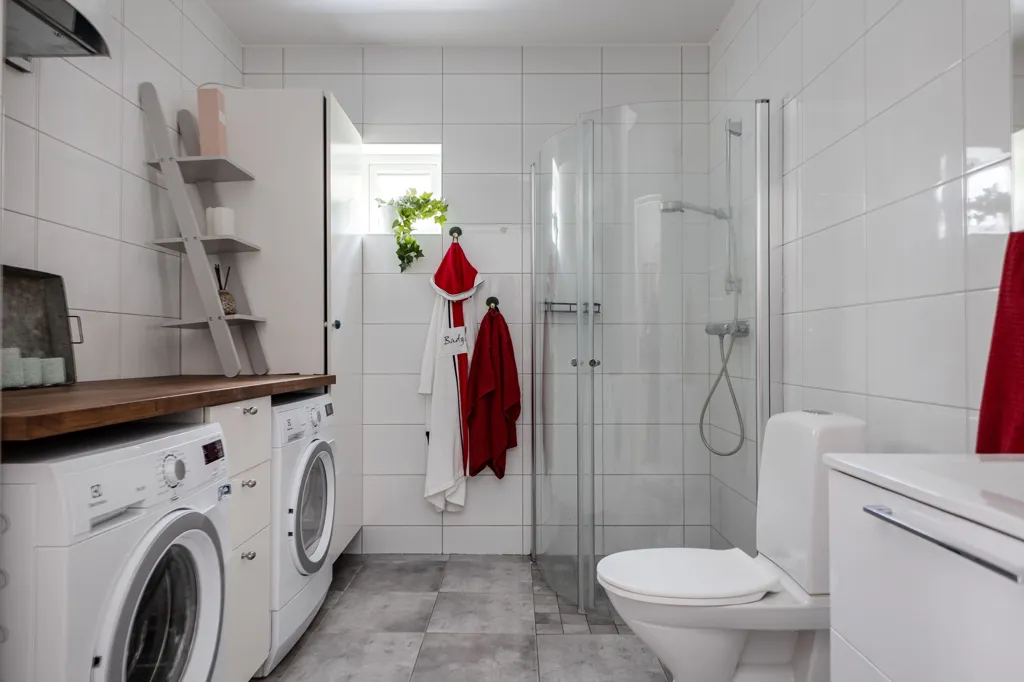 Salles de bain - Spacious 4-Bedroom with Sunny Terrace in Bredsand