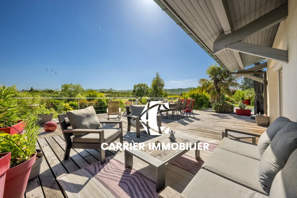 Terrass - Architect-Designed House with Pool in Saint-Genis-les-Ollières