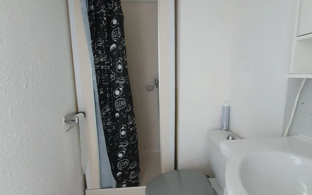 Salles de bain - Appartement T2 avec Balcon et Jardinet à Marseillan