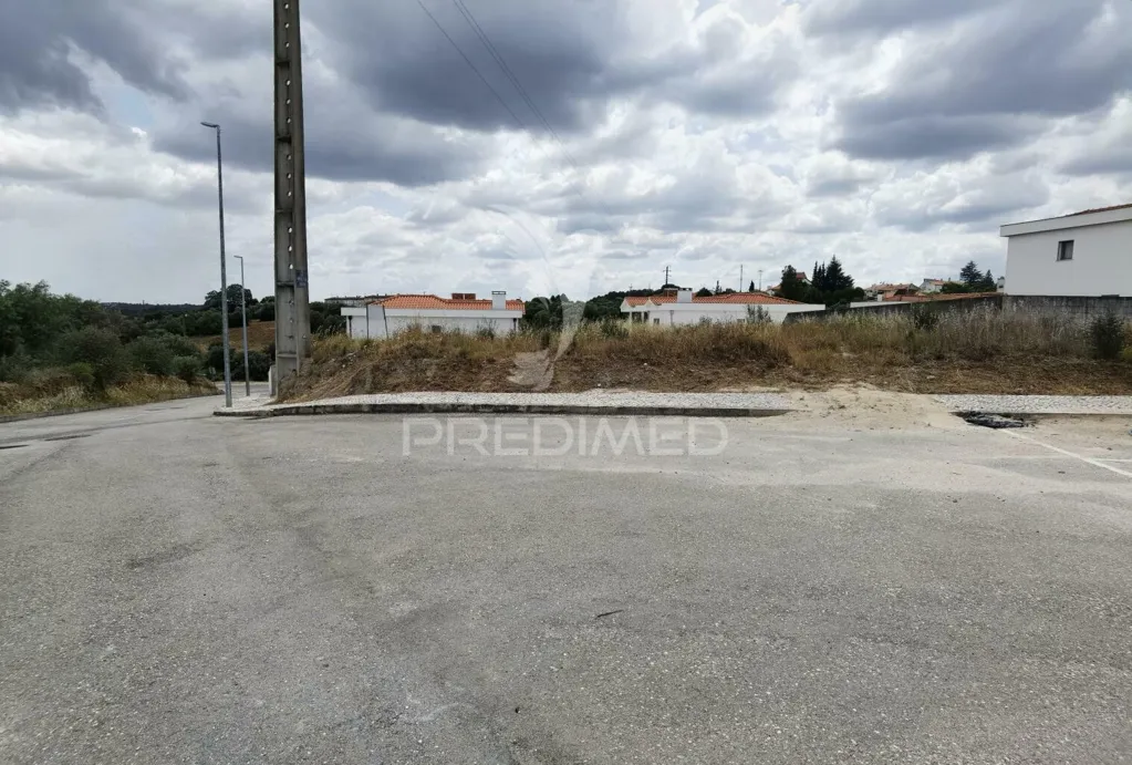 Giardino - Urban Plot with Utilities in Alcanena