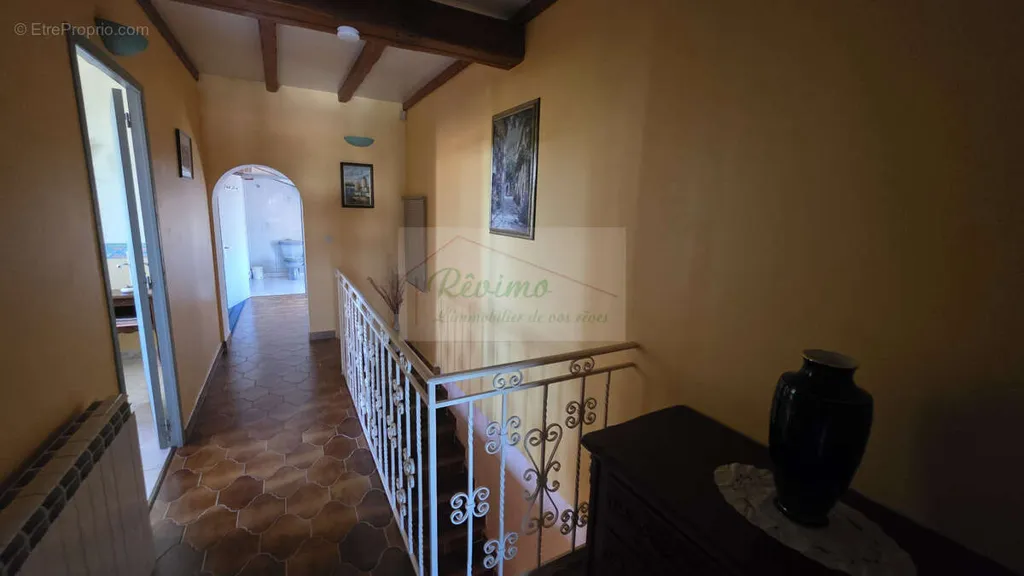 Esik - Traditional Villa with Pool in Galargues