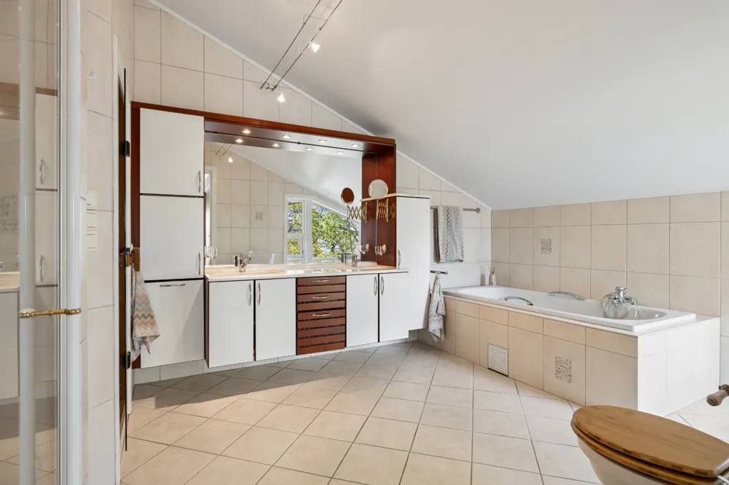 Salles de bain - Architectural Detached House with Private Pier in Groos