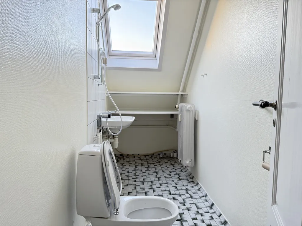 Bagni - 4-Room Apartment with Balcony in Central Location