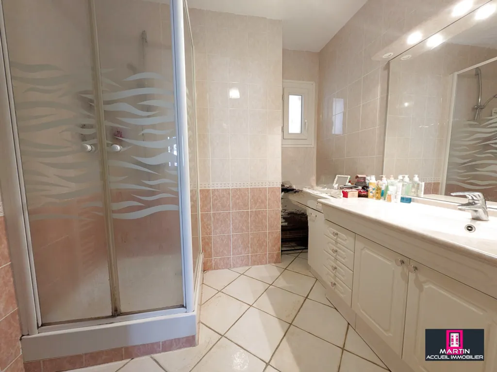 Salles de bain - Maison avec Piscine et Jardin à Orientation Sud-Ouest