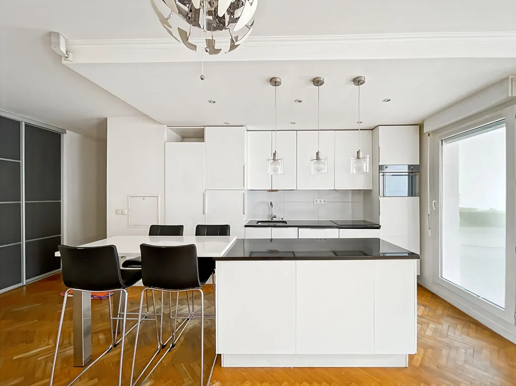 Köök - 4-Bed Apartment with Balcony in Antony Centre
