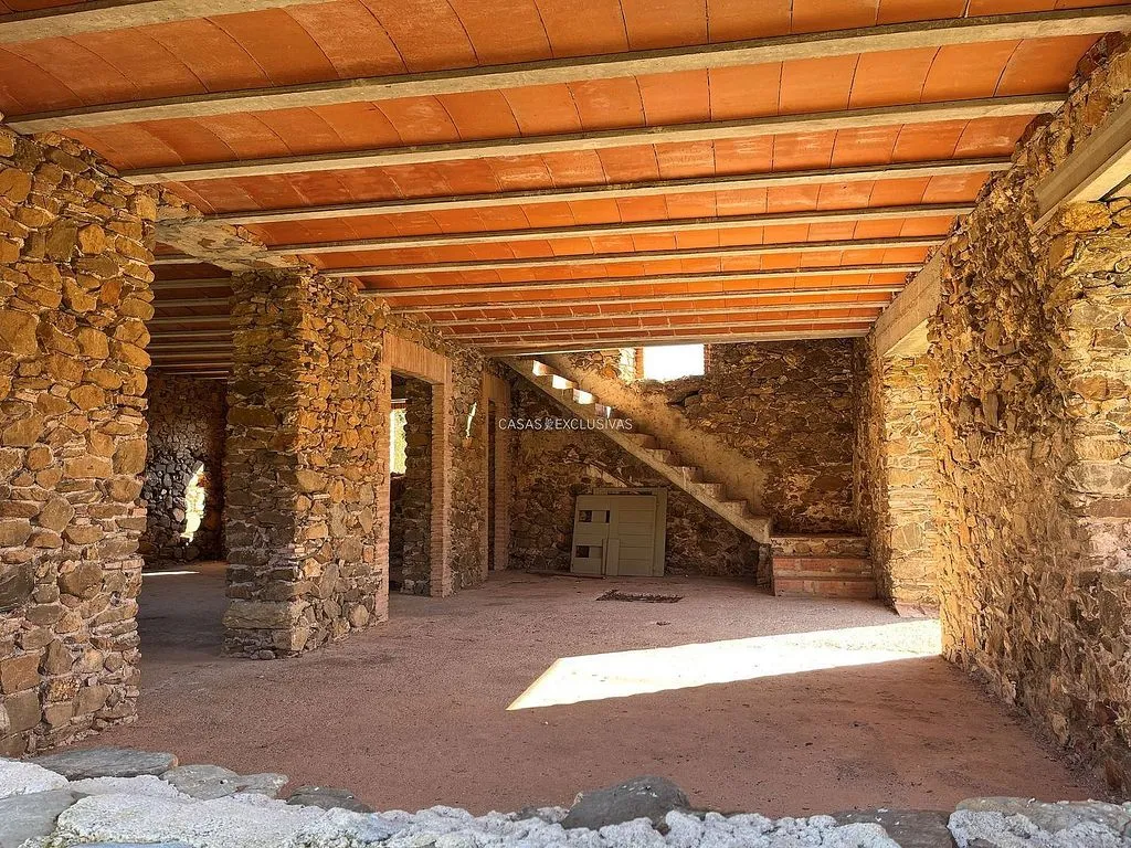 Pièces - Rustic Masia with Terrace in Cruïlles