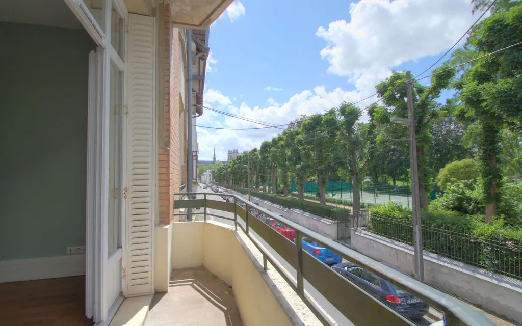 Balcony - Apartment with Park View in Orléans