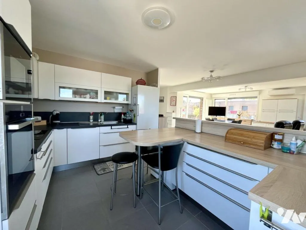 Köök - Apartment with Large Terrace in Cormontreuil