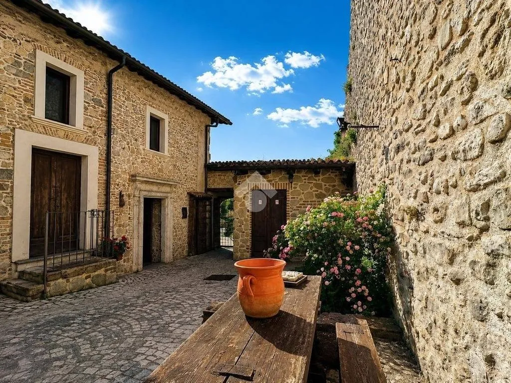 Giardino - 6-Bedroom House with Historic Setting in L'Aquila
