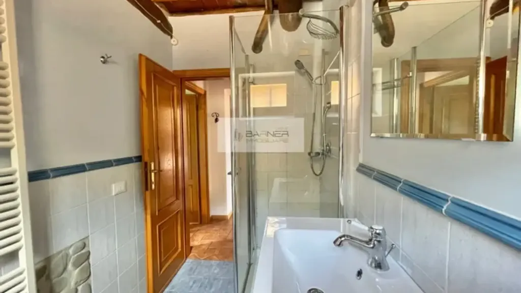 Salles de bain - Rustic-Style Flat with Private Garden in Camaiore