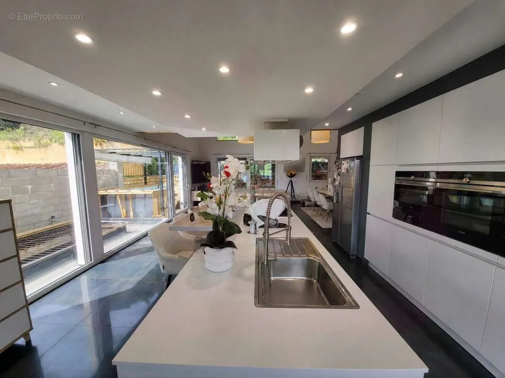 Cuisine - Villa Familiale avec Piscine à Longwy