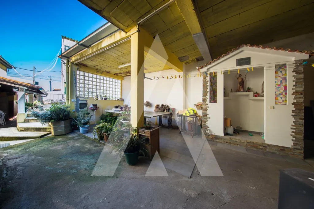 Aed - House with Commercial Space in Figueiró do Campo