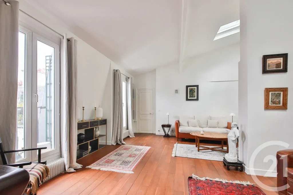 Elutuba - 3-Bedroom Parisian Flat with Cathedral Ceiling