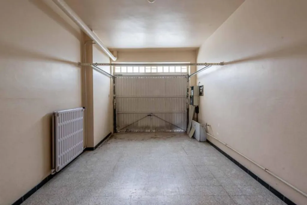House to Renovate in Weerde Centre