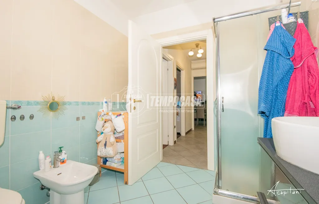 Salles de bain - Modern Apartment with Terrace in Soliera