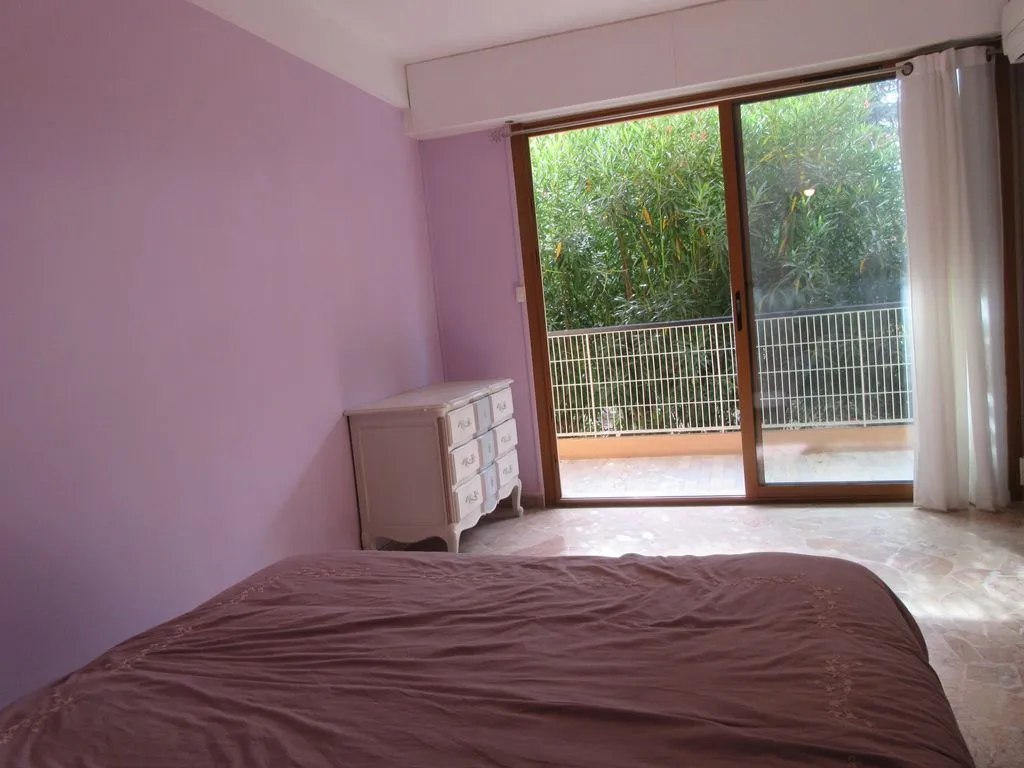 Chambres - Appartement Rénové avec Terrasse à Sainte-Maxime