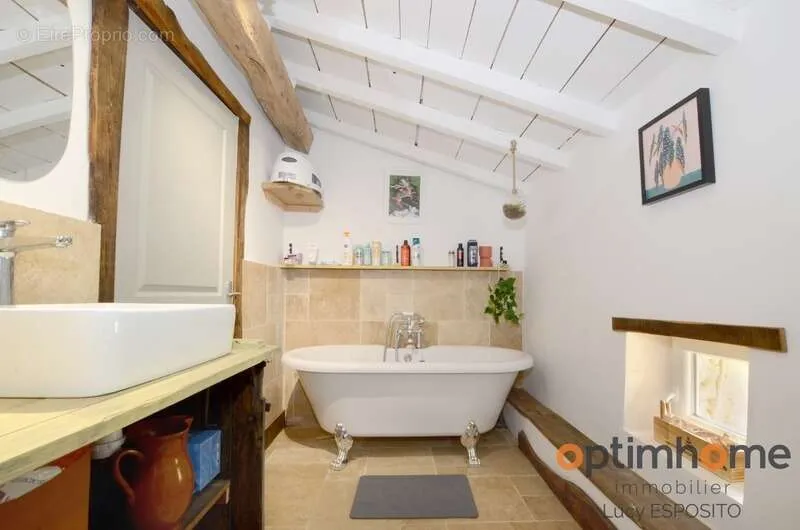 Salles de bain - Ferme Rénovée avec Grand Jardin à Cherves-Châtelars