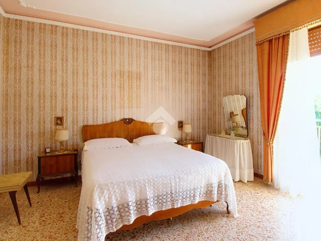 Chambres - Spacious 4-Bedroom Apartment with Garage in Pisa