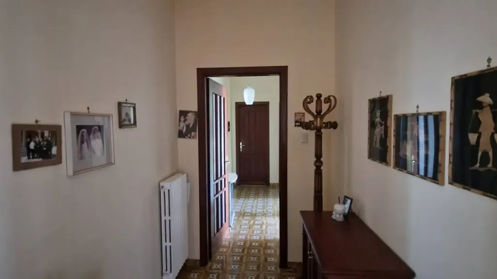 Esik - Three-Bedroom Apartment with Balcony in Avellino
