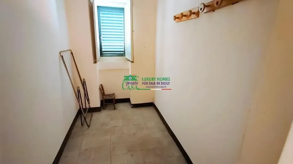 Esik - Apartment with Balcony in Ragusa
