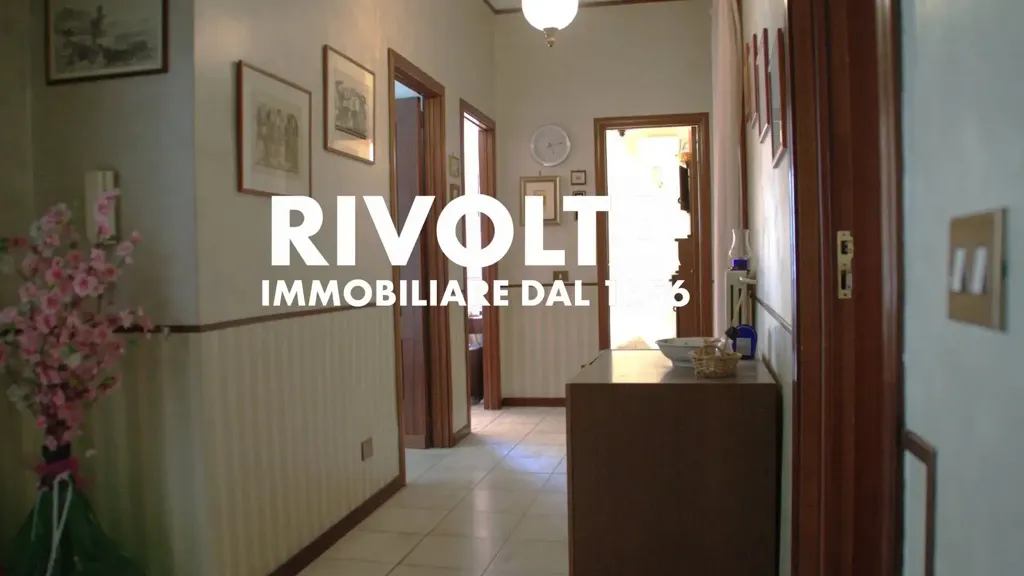Entrée - Three-Storey House with Shop in San Giuseppe Vesuviano