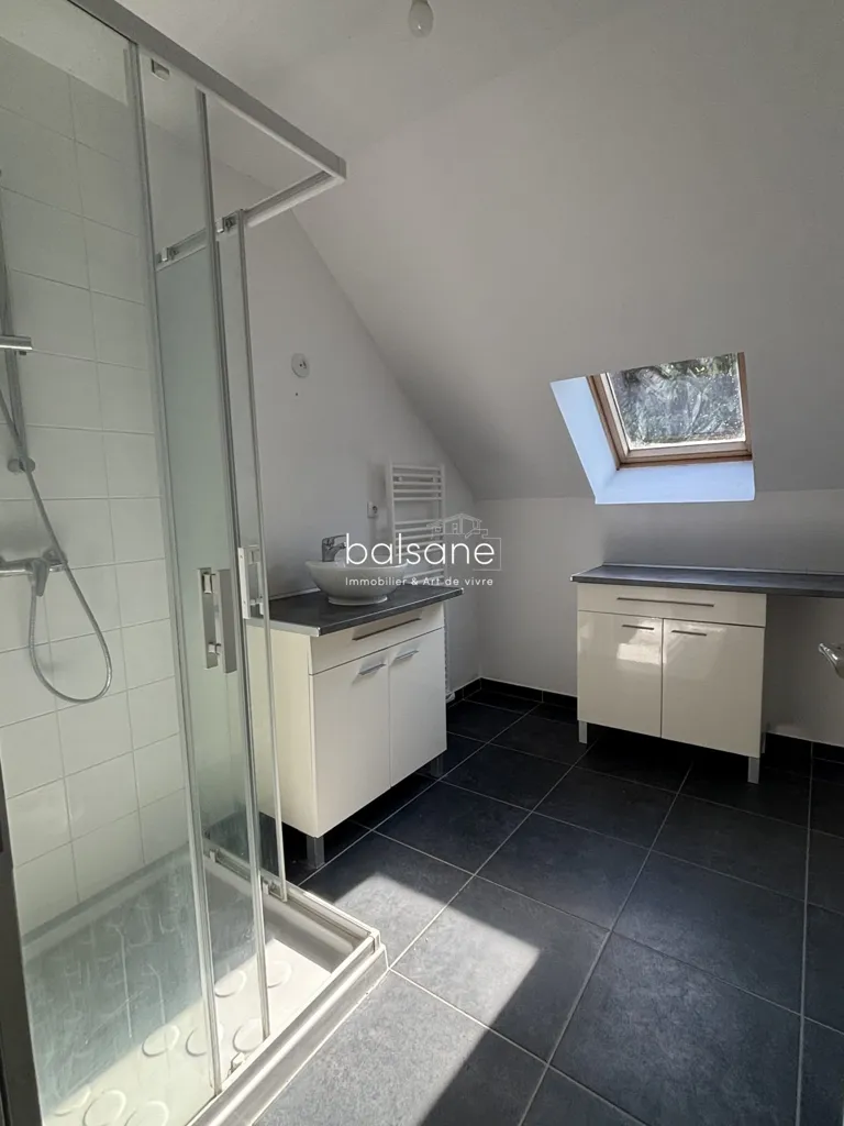 Salles de bain - Maison Récemment Construite avec Jardin à Pissy-Poville