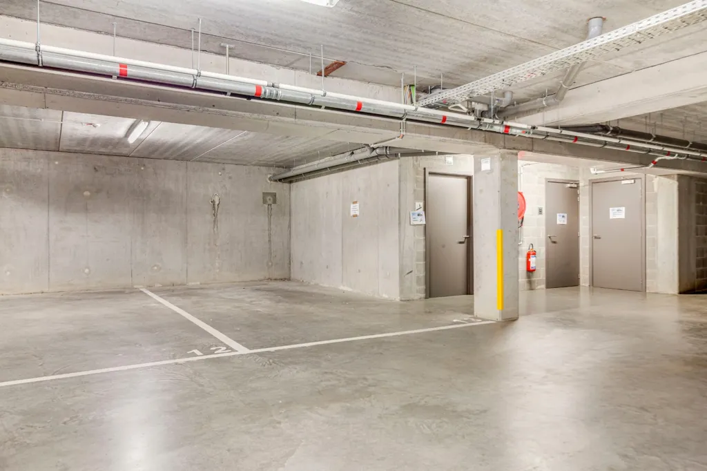 Garage - Assisté-Woning avec Terrasse et Piscine à Sint-Niklaas