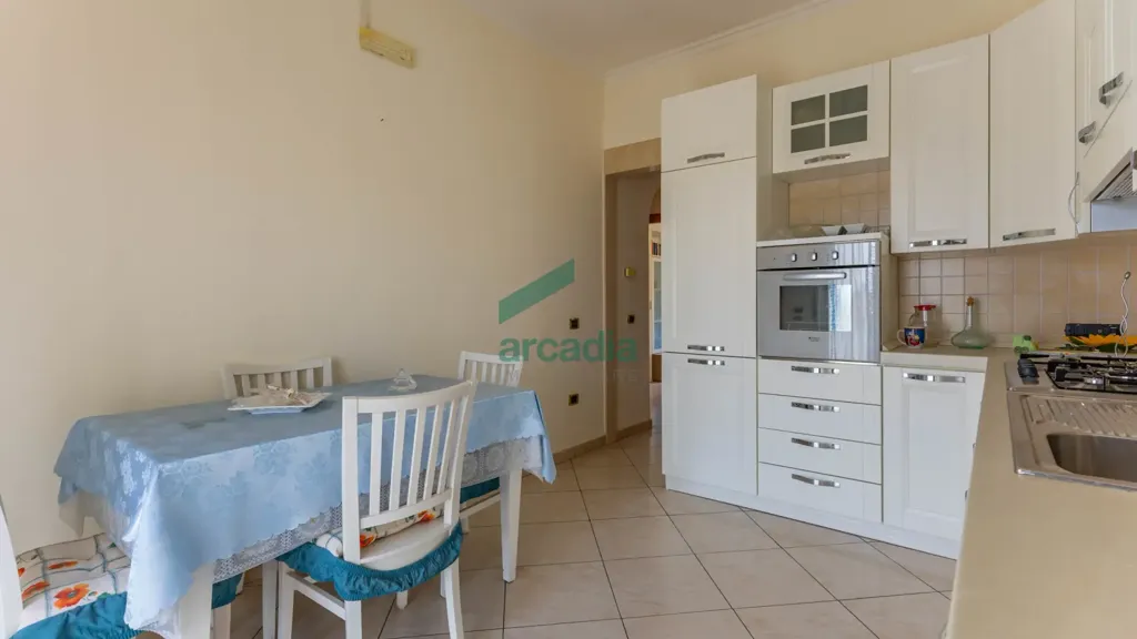 Cuisine - 4-Bedroom Apartment with Balcony in Bari