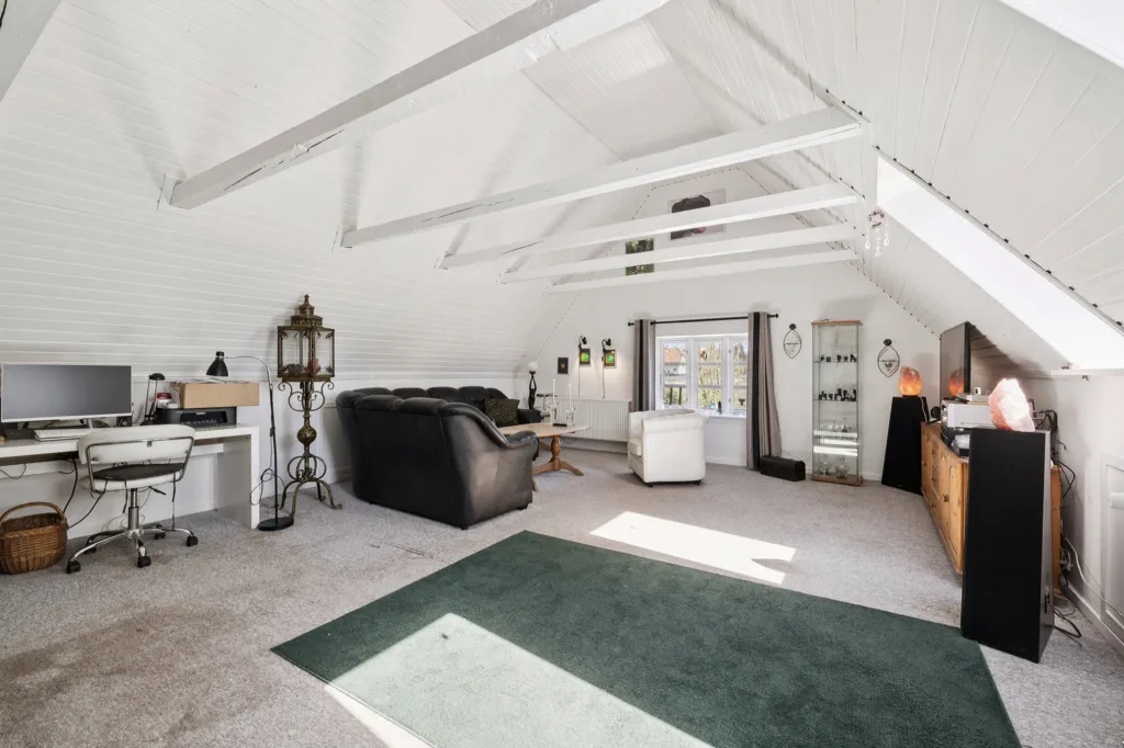 Pièces - Villa with Professional Workshop in Ferritslev
