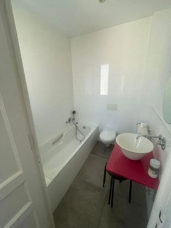 Bathrooms - Apartment with Balcony in Valladolid Centre