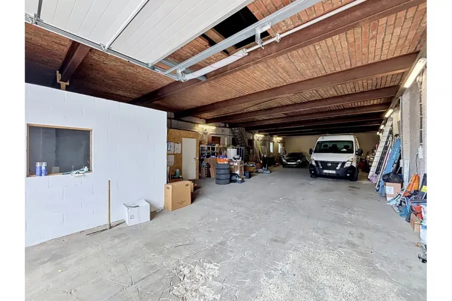 Garaaž - Warehouse with Office Space in Manage