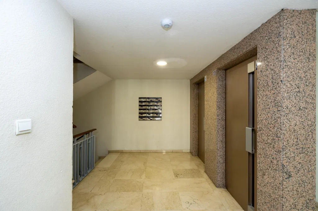 Entrée - Apartment for Renovation in Granada Centre